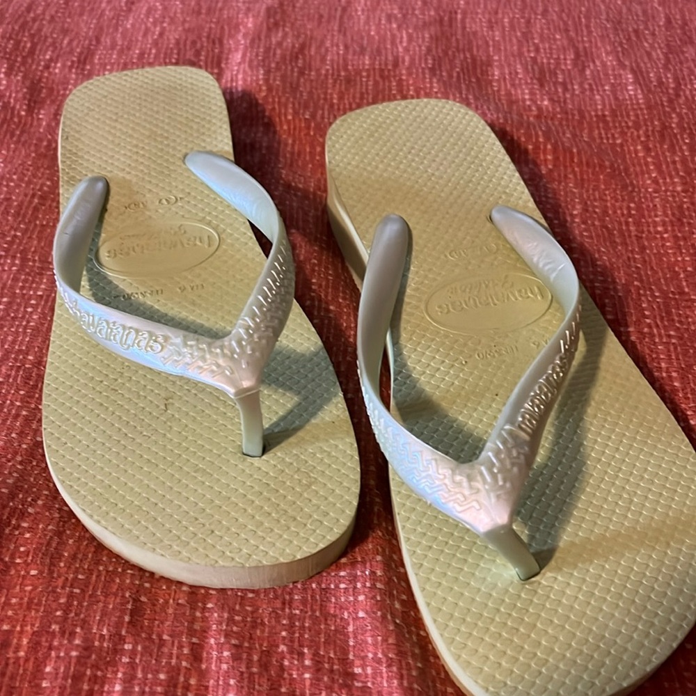 Havaianas woman’s size 6 wedge flip flops